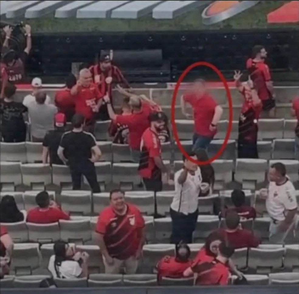 Fan making racist gestures / Photo: Reproduction of security cameras at Athletico stadium